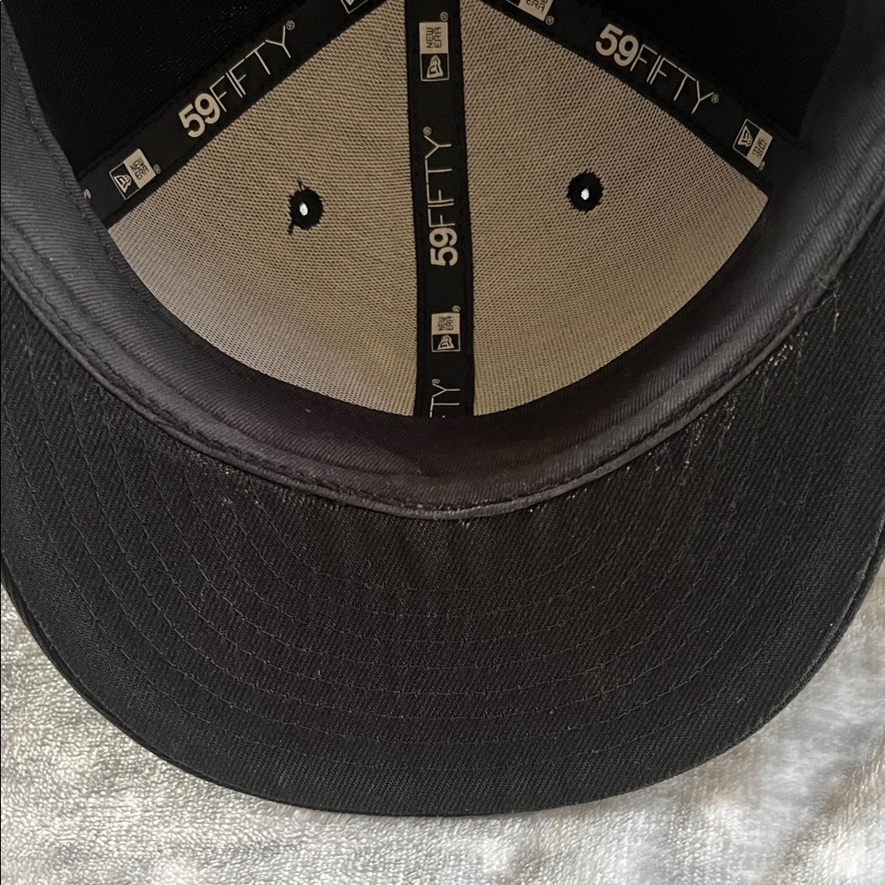 New Era Black Cap with White Embroidery - Picture 4 of 7
